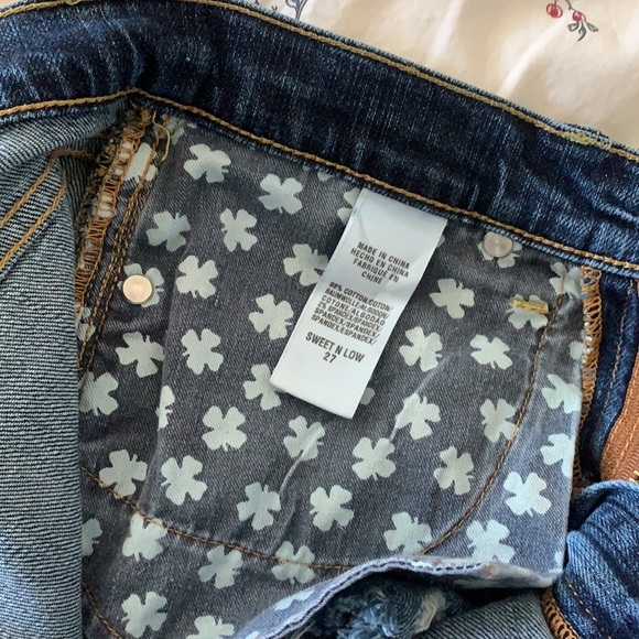 Women’s 27 Lucky Brand low rise shorts w/ details - Picture 5 of 6